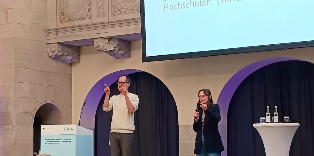 Carla und Bror bei der Ergebnistagung für das Transformationspfade Projekt in Berlin 2026